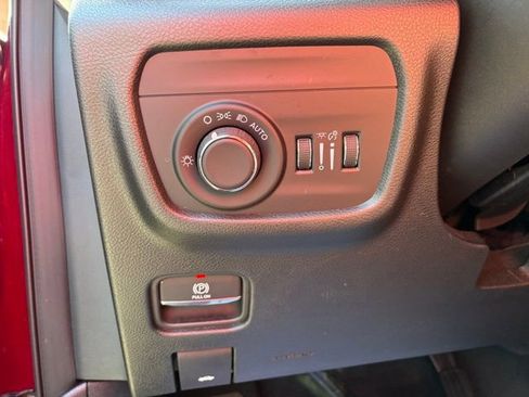 Used 2025 Jeep Grand Cherokee Altitude AWD/4WD image 25