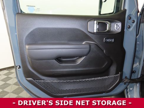 Used 2025 Jeep Gladiator Sport image 5