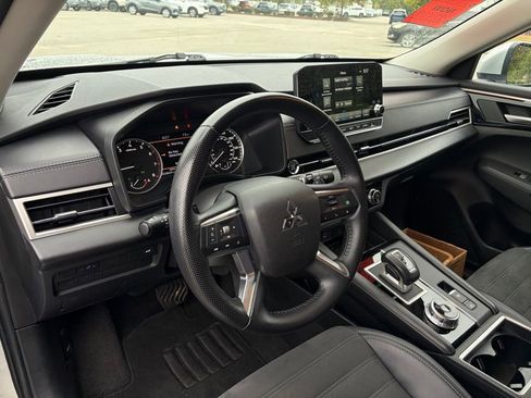 Used 2024 Mitsubishi Outlander SE image 15