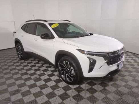 Used 2024 Chevrolet Trax RS w/ Sunroof Package image 3