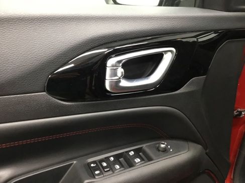 Used 2025 Jeep Compass Trailhawk AWD/4WD image 7