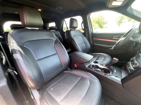 Used 2018 Ford Explorer XLT w/ Equipment Group 202A FWD image 18