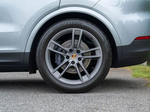 Certified 2024 Porsche Cayenne AWD/4WD image 12