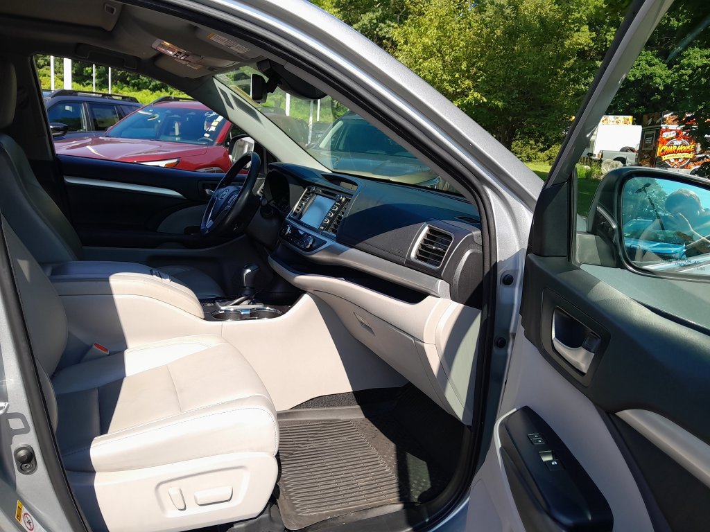 Used 2018 Toyota Highlander XLE AWD/4WD image 47