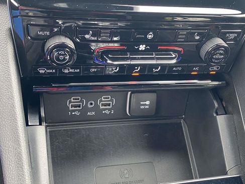 Certified 2024 Jeep Grand Cherokee Altitude image 9