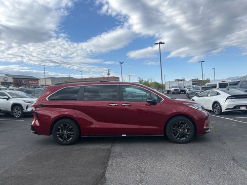 Used 2024 Toyota Sienna XSE w/ XSE Premium Package image 3