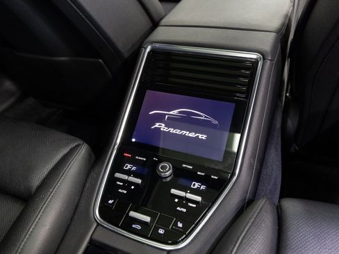 Used 2021 Porsche Panamera image 21