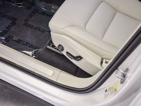 Certified 2025 Volvo XC60 T8 Plus w/ Protection Package Premier image 20