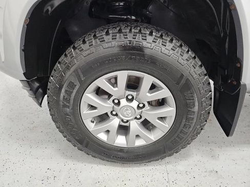 Used 2019 Toyota Tacoma SR5 AWD/4WD image 9