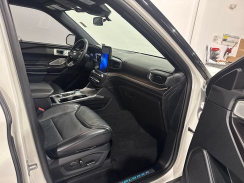 Used 2020 Ford Explorer Platinum w/ Premium Technology Package AWD/4WD image 24