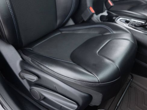 Used 2019 Jeep Cherokee Latitude Plus w/ Cold Weather Group FWD image 27
