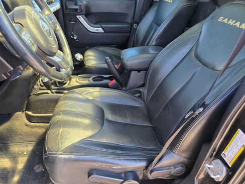 Used 2015 Jeep Wrangler Unlimited Sahara w/ Dual Top Group AWD/4WD image 16