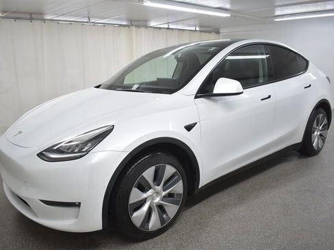 Used 2022 Tesla Model Y Long Range image 3