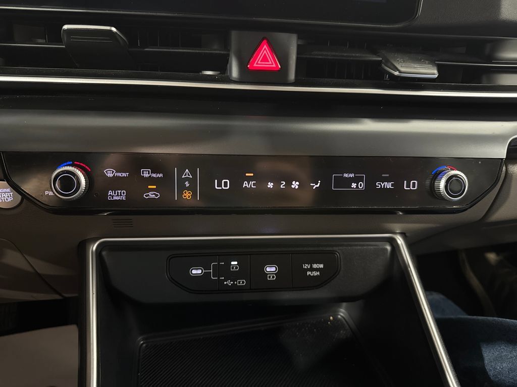 Used 2025 Kia Carnival FWD image 37