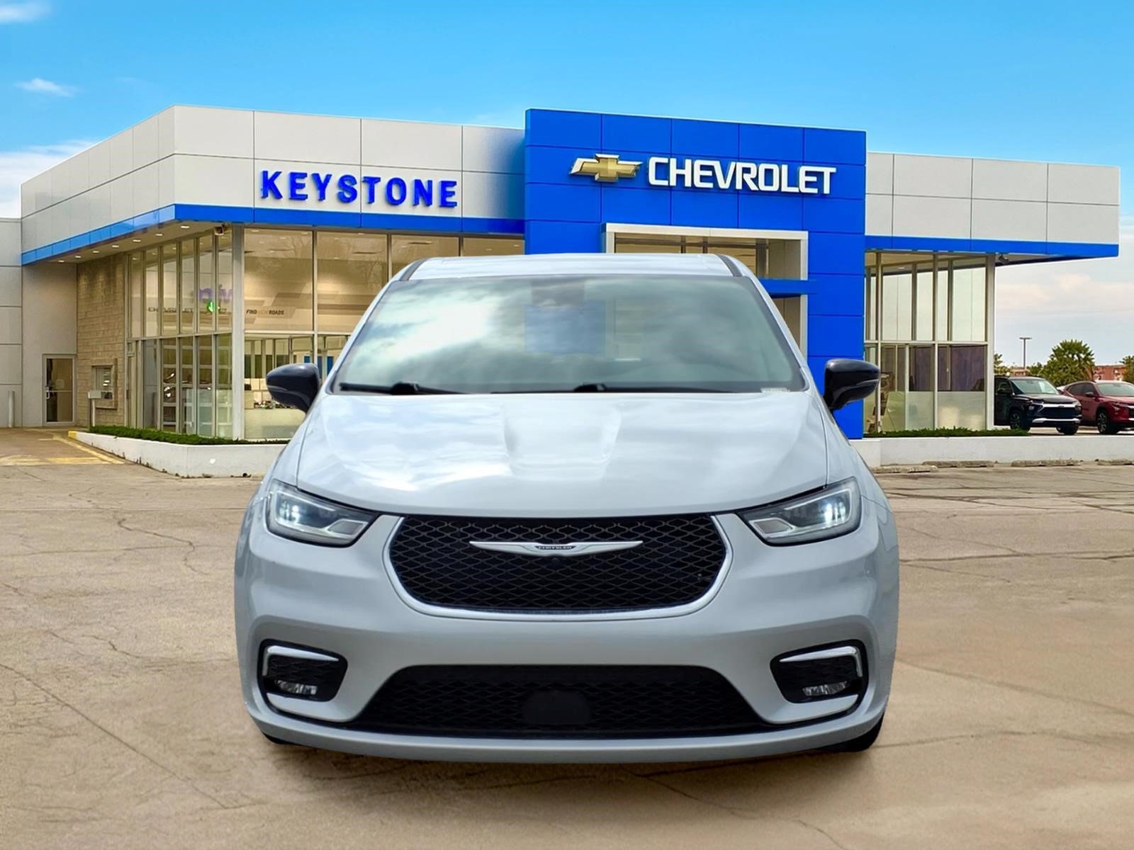 Used 2024 Chrysler Pacifica Touring-L FWD image 2