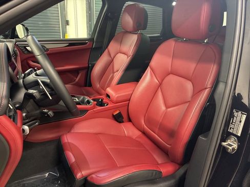 Certified 2025 Porsche Macan AWD/4WD image 5