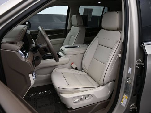 Used 2021 GMC Yukon Denali w/ Denali Premium Package RWD image 15