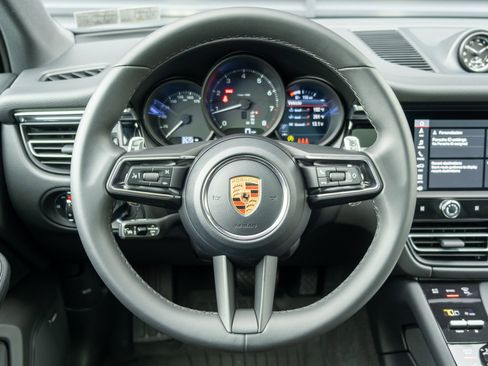 Certified 2026 Porsche Macan AWD/4WD image 6