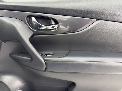 Used 2017 Nissan Rogue SV w/ SV Premium Package image 44