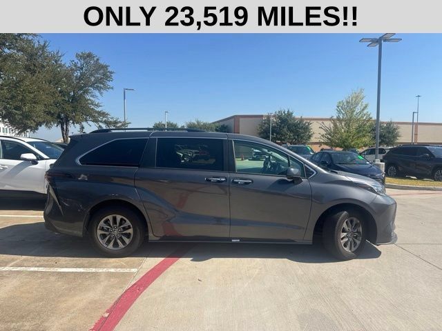 Certified 2025 Toyota Sienna XLE FWD image 2