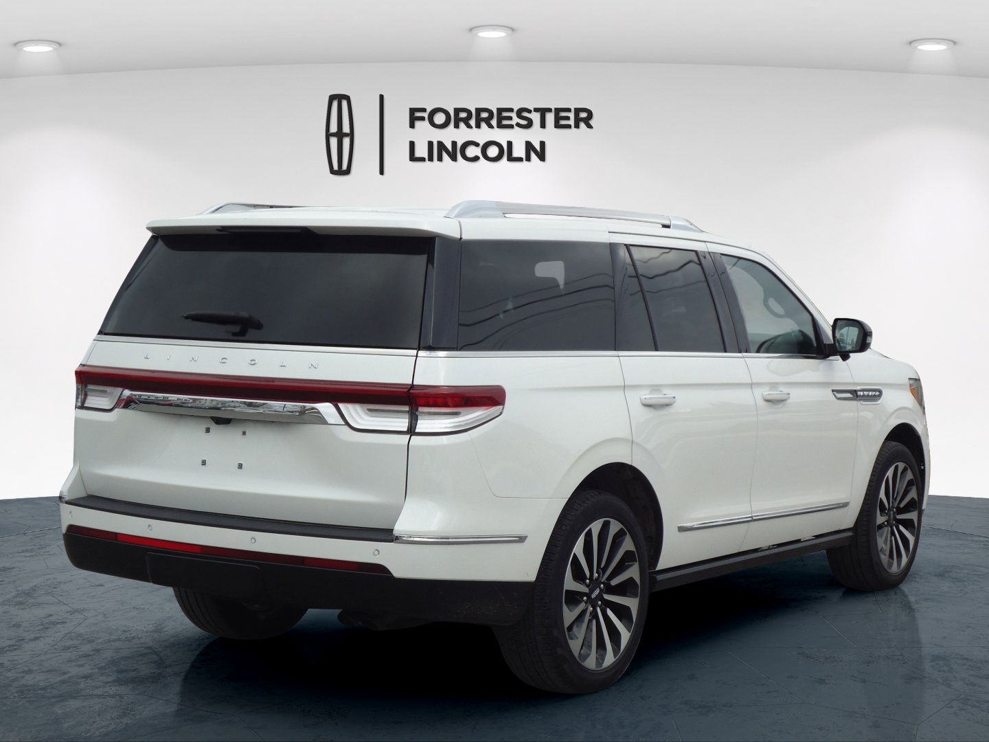 Used 2023 Lincoln Navigator Reserve AWD/4WD image 3
