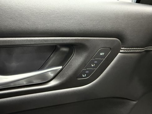 Used 2022 Nissan Pathfinder Platinum image 11