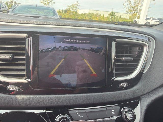 Used 2020 Chrysler Pacifica Touring-L w/ S Appearance Package FWD image 12