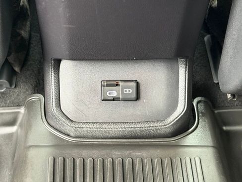 Used 2024 Toyota Highlander LE image 12