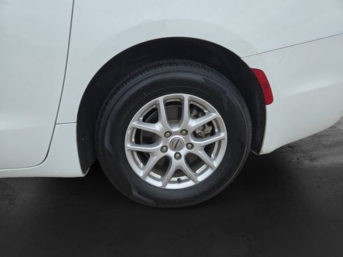 Used 2023 Chrysler Pacifica Touring-L FWD image 13
