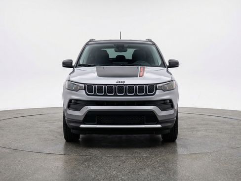 Used 2025 Jeep Compass Trailhawk w/ Trailer Tow Group AWD/4WD image 2