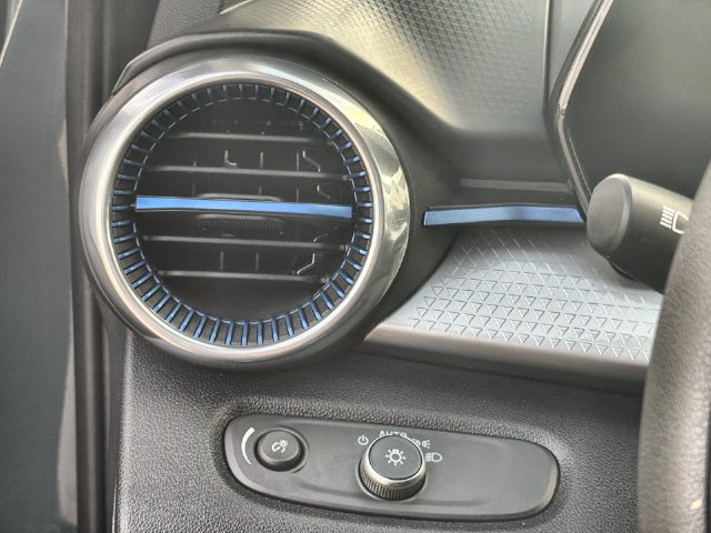 Used 2025 Chevrolet Trax LT FWD image 17