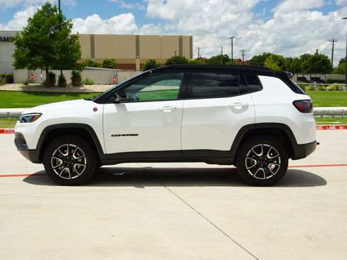 Used 2025 Jeep Compass Trailhawk w/ Trailhawk Elite Group AWD/4WD image 2
