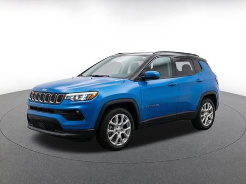 Used 2025 Jeep Compass Limited AWD/4WD image 3