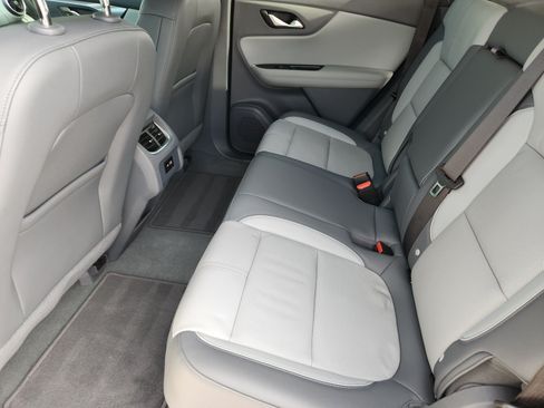 Used 2019 Chevrolet Blazer LT FWD image 12