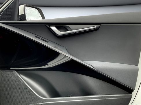 Used 2023 Kia Niro EX image 27