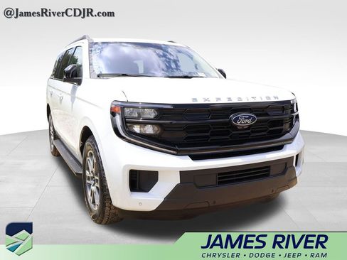 Used 2025 Ford Expedition Active AWD/4WD image 10