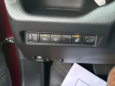 Used 2021 Toyota RAV4 XLE Premium image 31