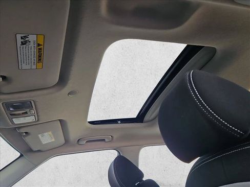 Used 2025 Hyundai Venue SEL FWD image 15