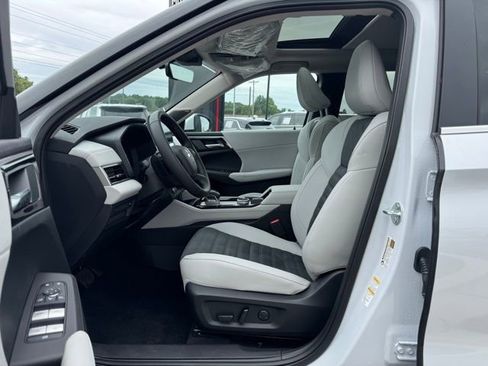 New 2025 Mitsubishi Outlander SE image 18