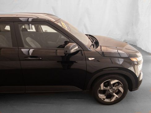 Used 2024 Hyundai Venue SEL image 9