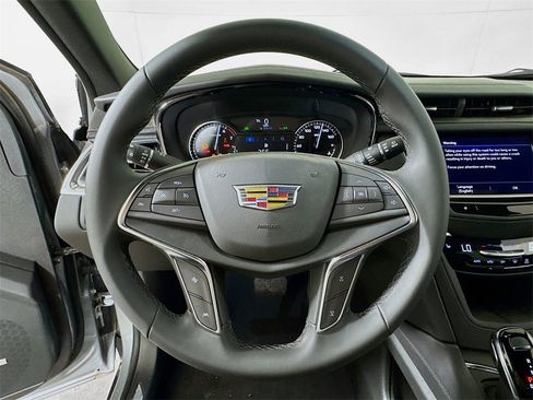 New 2025 Cadillac XT5 Luxury image 6