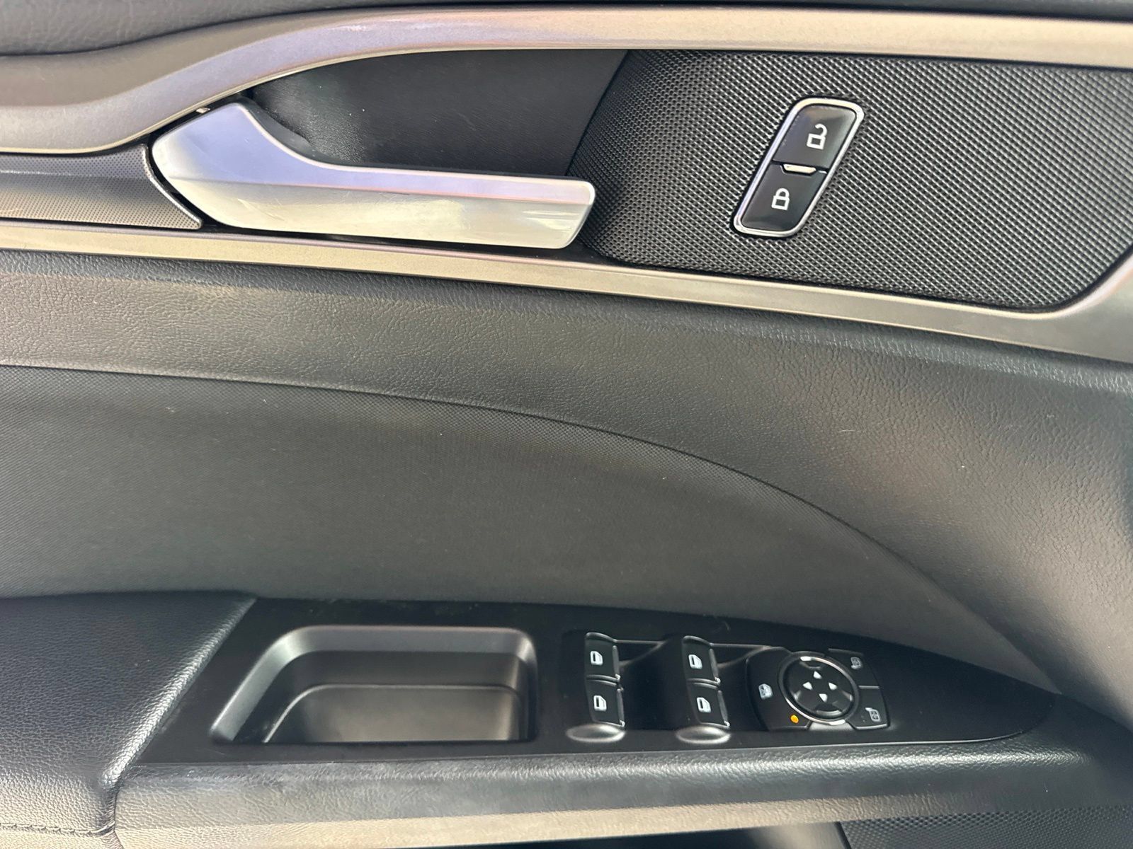Certified 2017 Ford Fusion SE w/ Equipment Group 201A FWD image 24