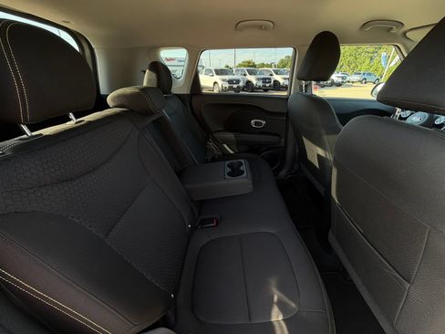 Used 2014 Kia Soul + FWD image 28