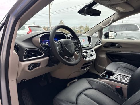 Used 2024 Chrysler Pacifica Touring-L image 8
