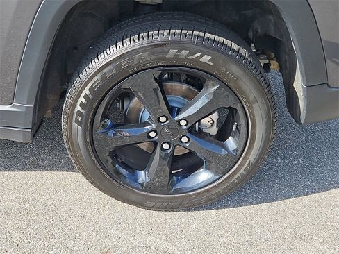 Used 2023 Jeep Grand Cherokee Altitude image 8