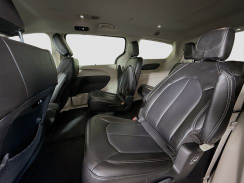 Used 2023 Chrysler Pacifica Touring-L image 25