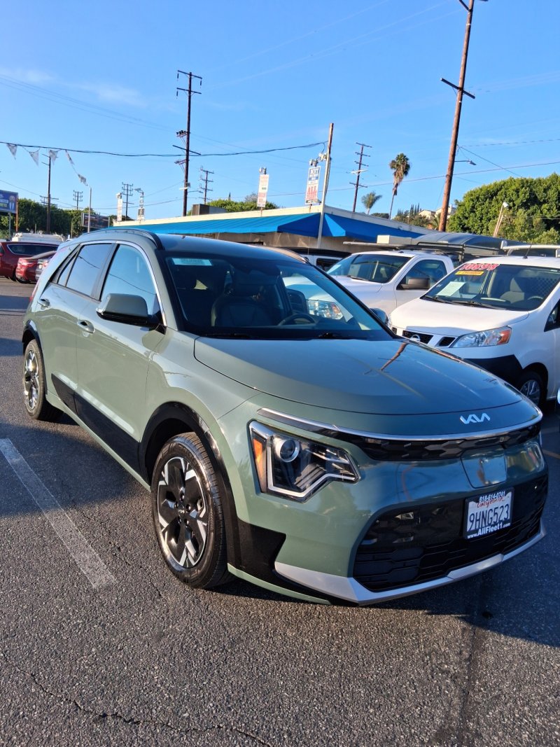 Used 2023 Kia Niro Wind w/ Wind Preserve Package FWD image 1