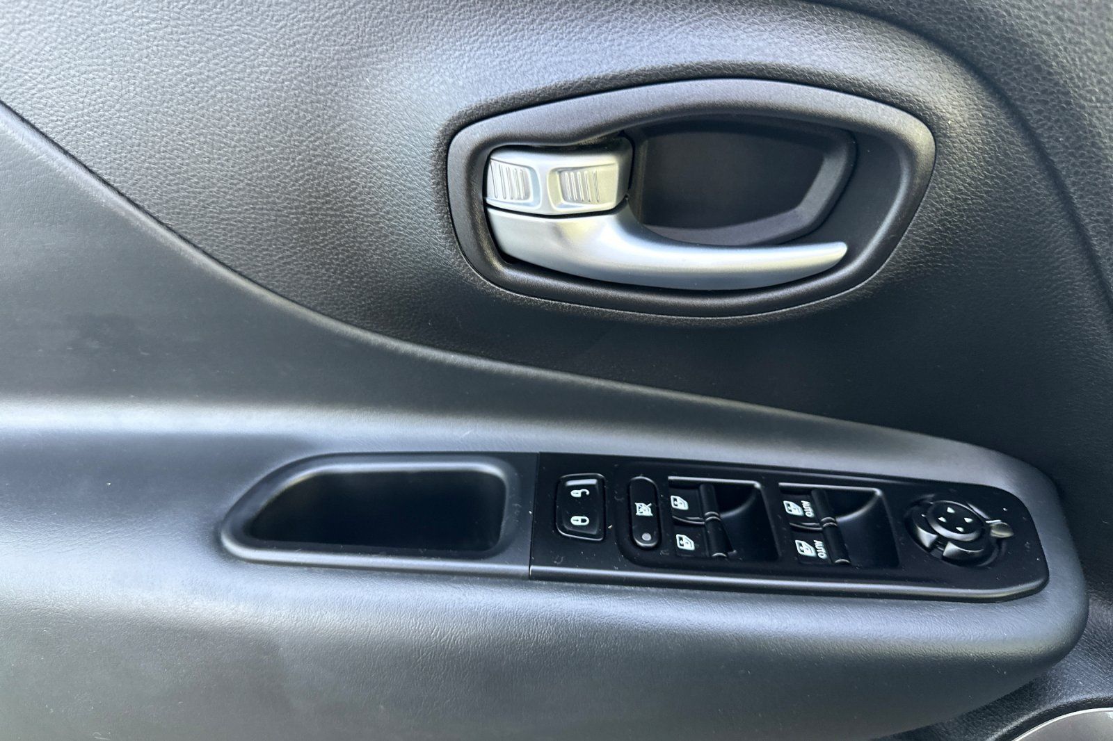 Used 2022 Jeep Renegade Latitude AWD/4WD image 12