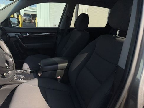 Used 2013 Kia Sorento LX w/ Value Pkg image 22