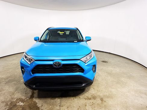 Used 2020 Toyota RAV4 XLE w/ Convenience Package FWD image 2